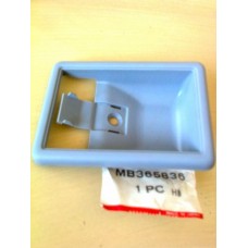 MB365836 MİTSİBUSHİ LANCER ÇERÇEVE KAPI KOL ÖN SAĞ İÇ 